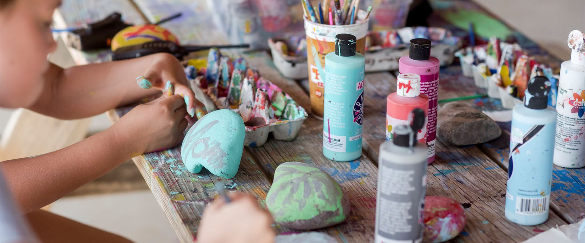 Niñas pintando rocas